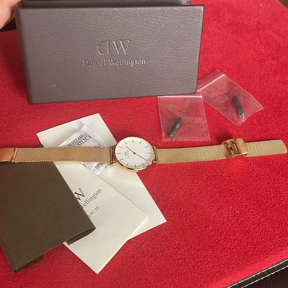 Authentic DW Gold Watch⏱⌚️⭐️ - Picture 11 of 16